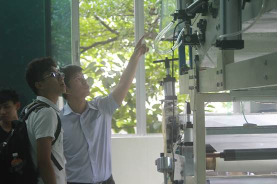 说明: D:\2019\WeChat Files\shleegzhu\Files\2017av电影
“寻访校友足迹”校友(稿件、图片）\2017av电影
“寻访校友足迹”校友(稿件、图片）\钟翰霆师兄\钟翰霆师兄 与采访小组.JPG