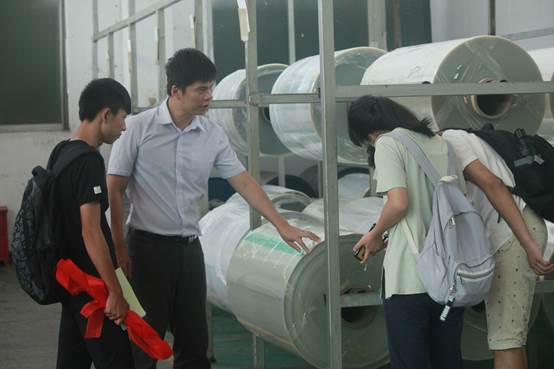 说明: D:\2019\WeChat Files\shleegzhu\Files\2017av电影
“寻访校友足迹”校友(稿件、图片）\2017av电影
“寻访校友足迹”校友(稿件、图片）\钟翰霆师兄\钟翰霆师兄与采访小组.JPG